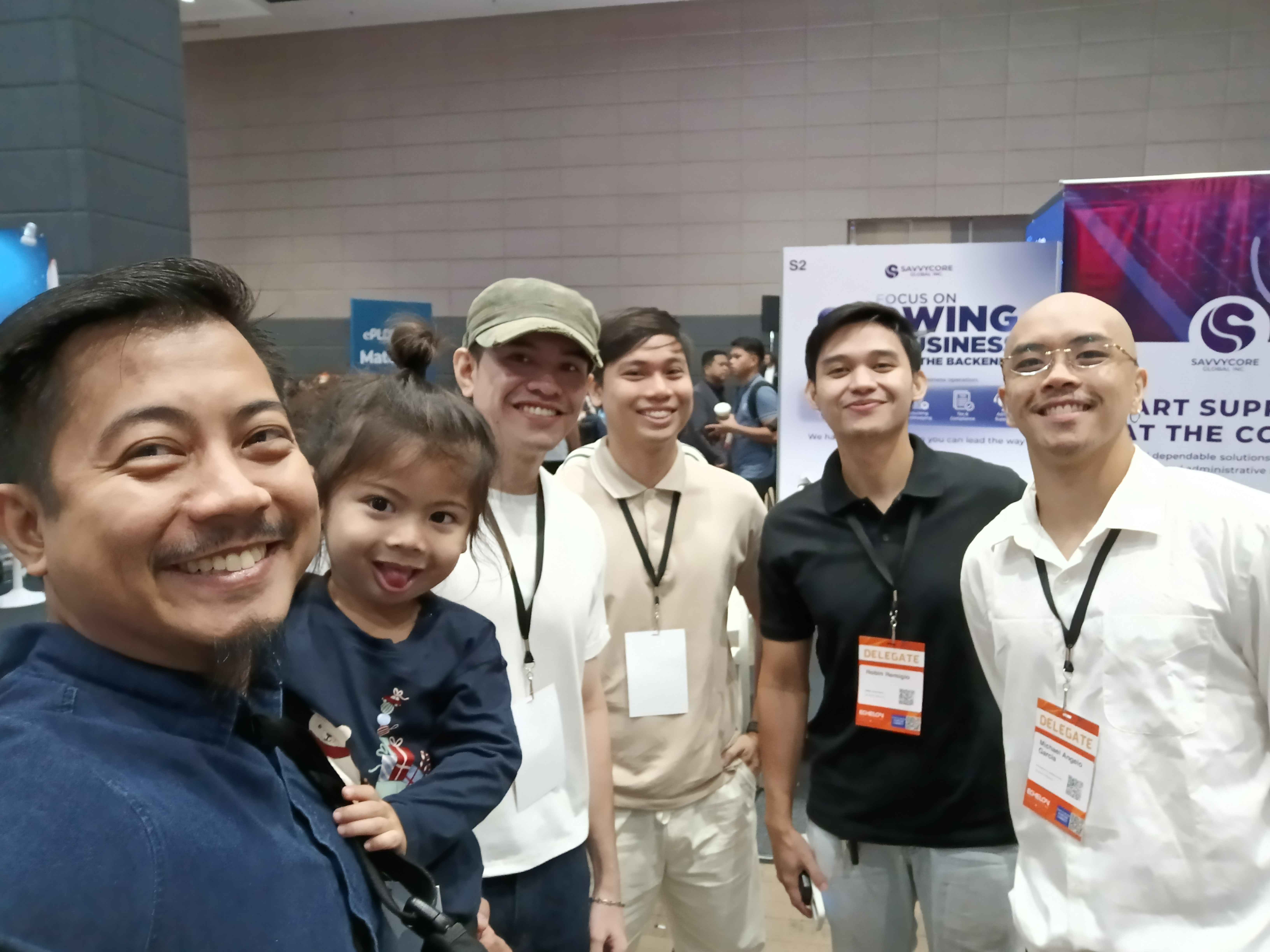 Structure Efficiency attendees together on the Echelon Philippines exhibition floor